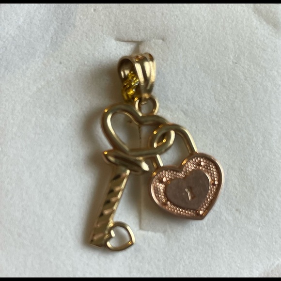 14k Key and Heart Lock Pendant - Picture 2 of 3